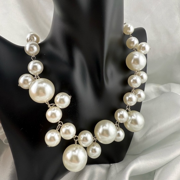 White Pearl shimmer color silver statement adjustable Necklace - Picture 3 of 10